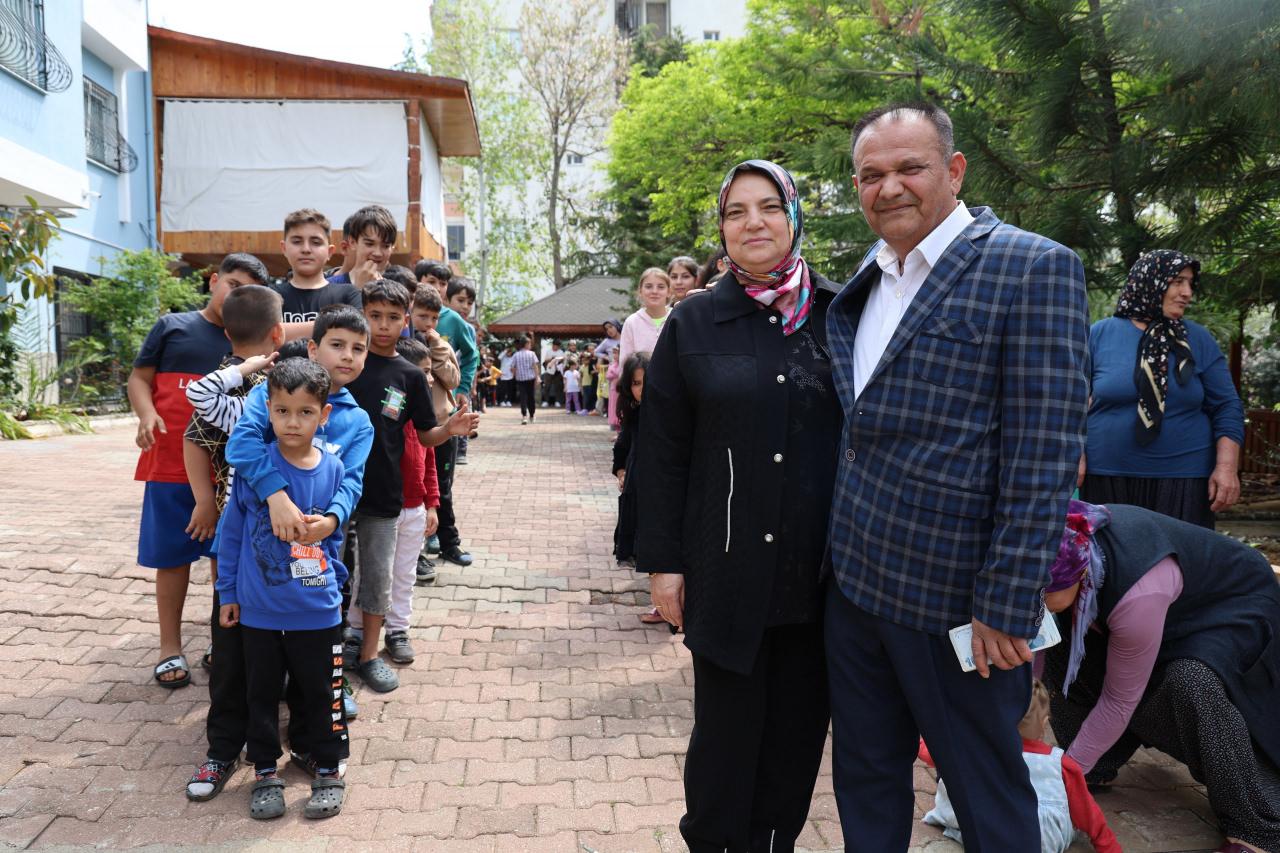 Adana'da çocukların bayram harçlığı kuyruğu