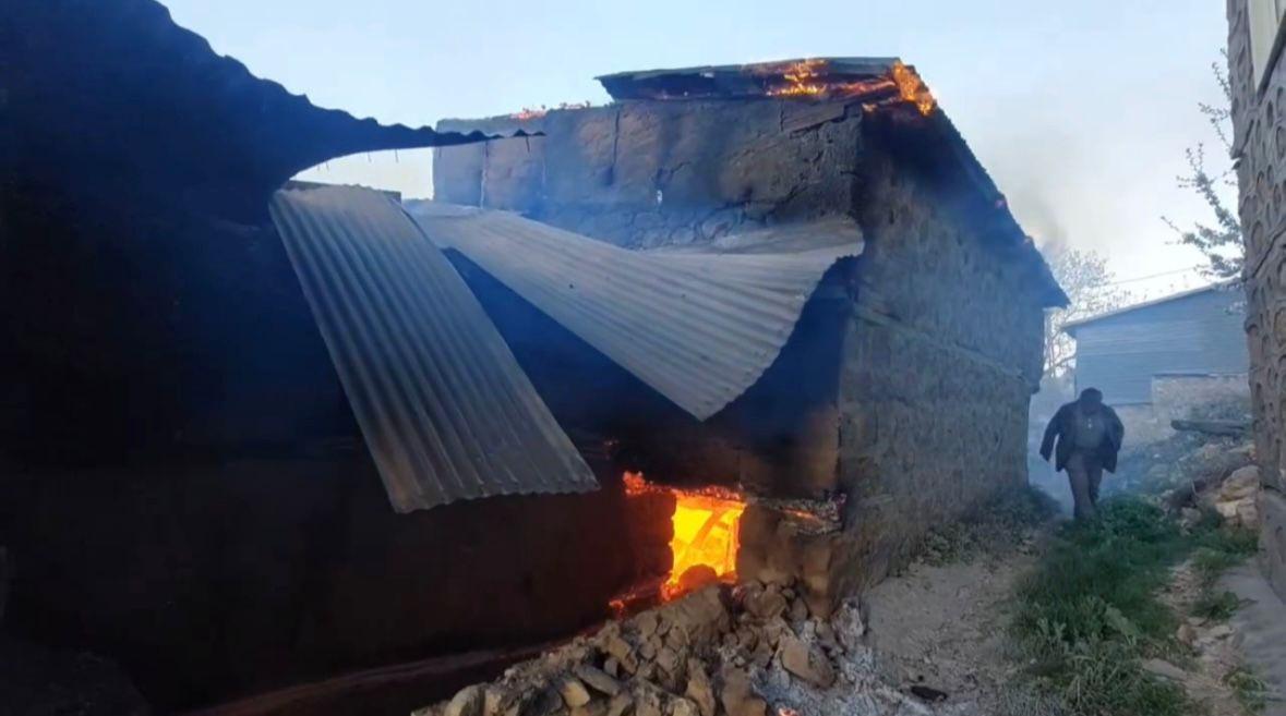 Tunceli'de cami yandı! Askeri helikopter devreye girdi