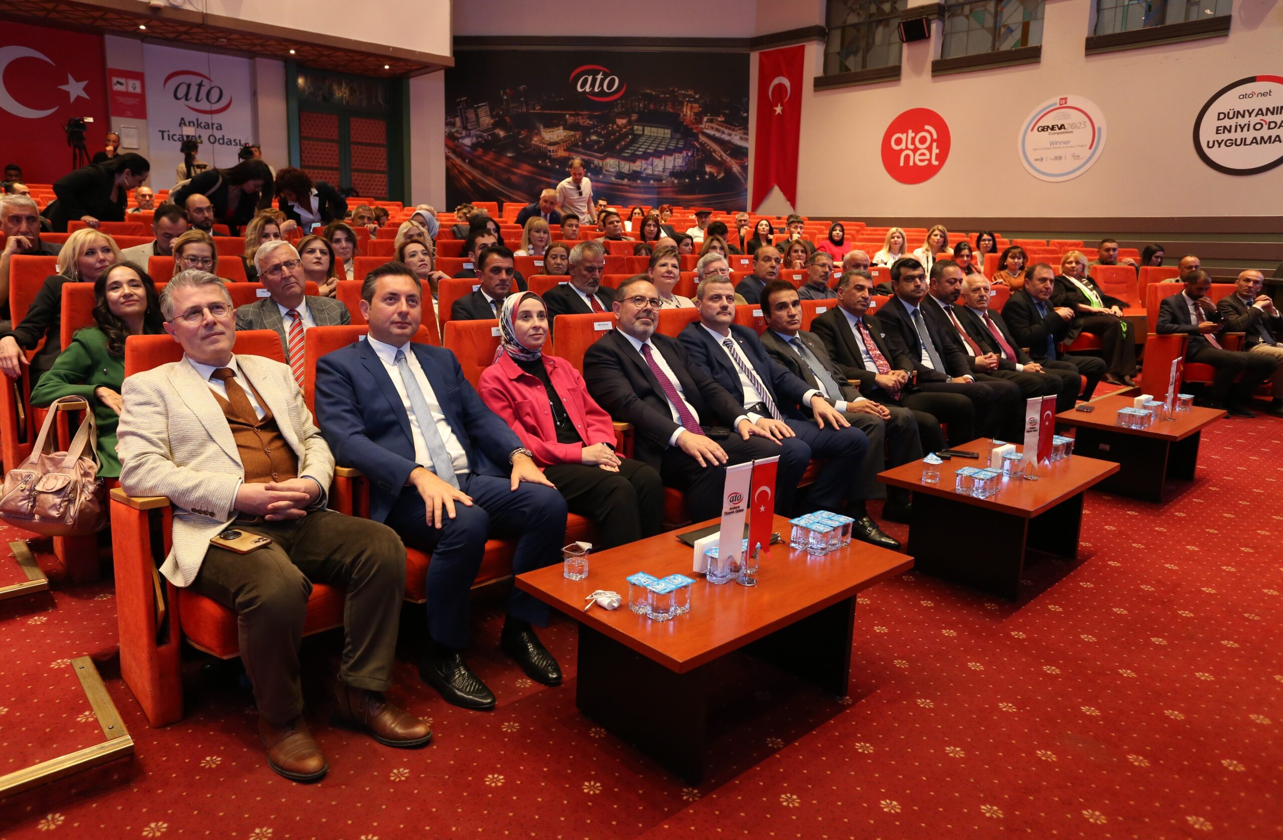 Yılın En İyi İletişim Uzmanı Ödülü Gurbet Altay’a verildi.