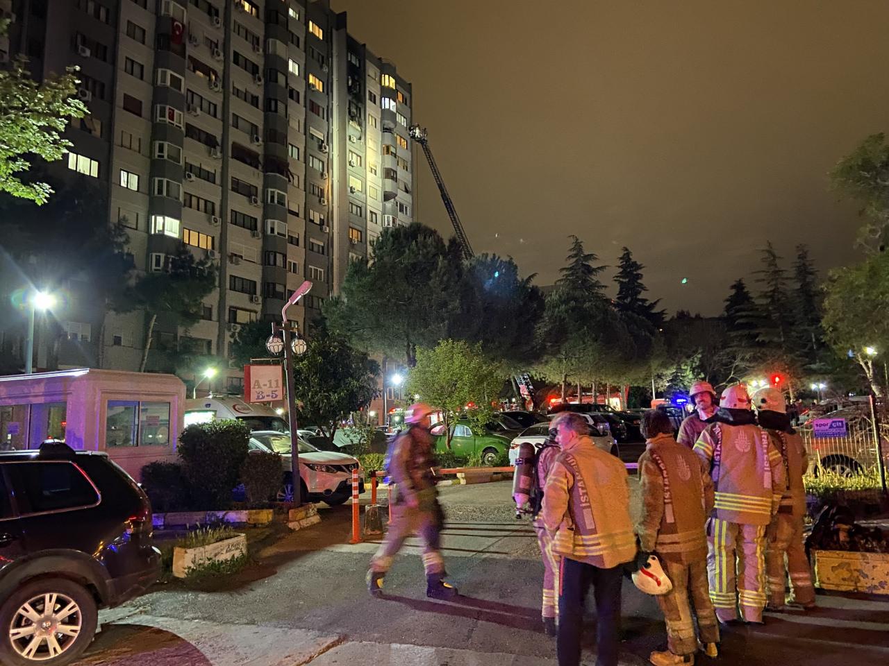 Bakırköy'de bir sitede korkutan yangın!