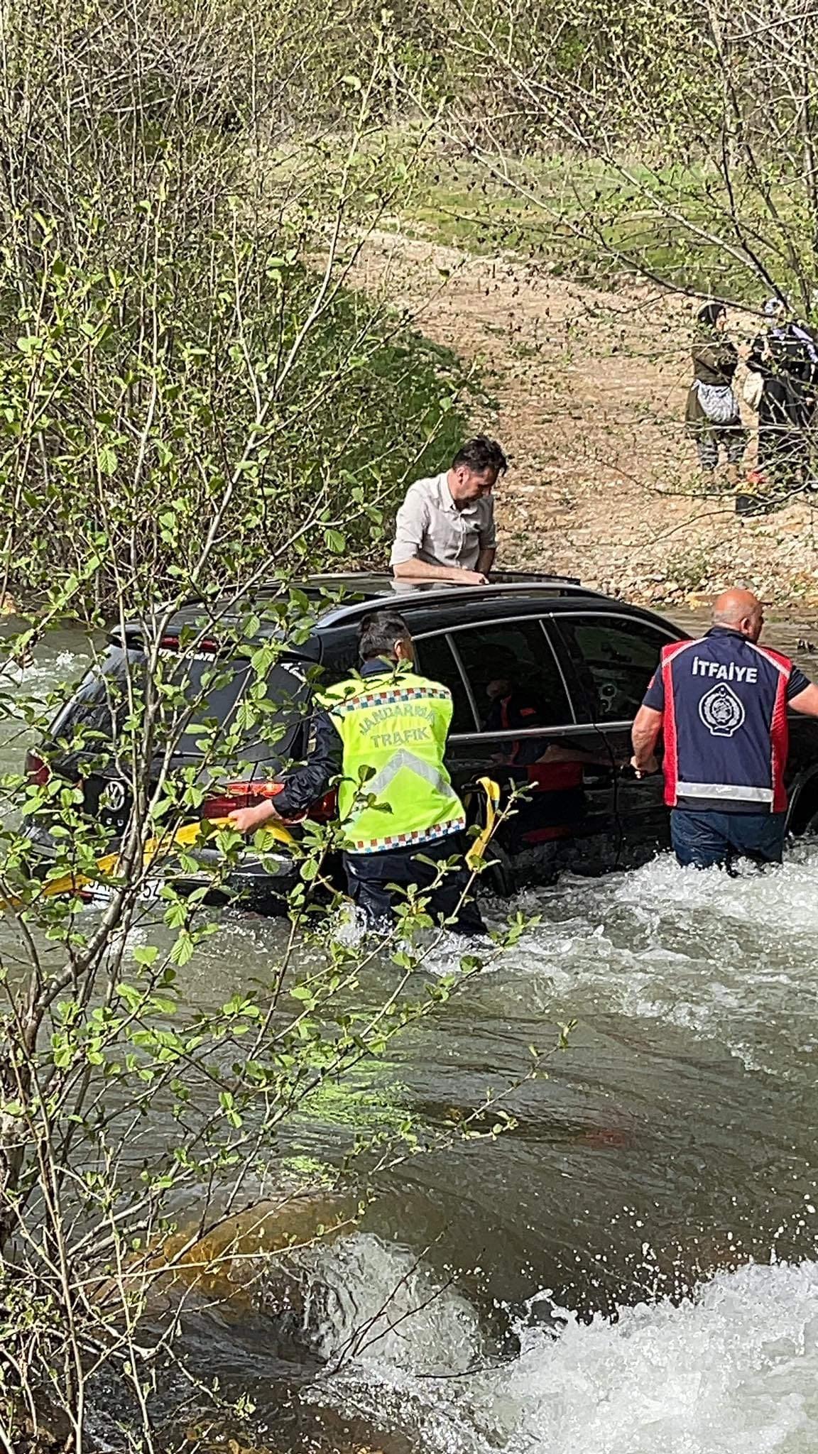 Giresun'da faciadan dönüldü! 4'ü çocuk 7 kişi derede mahsur kaldı