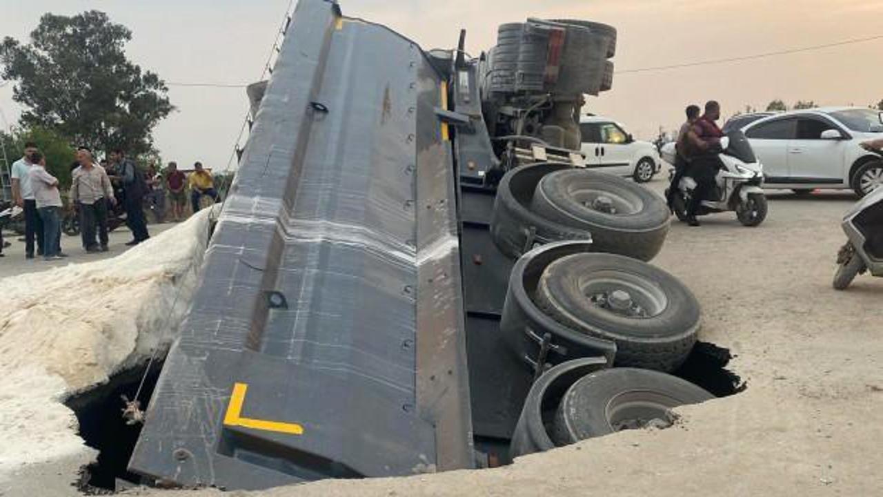 Seyir halindeki tır yolda oluşan çukura düştü