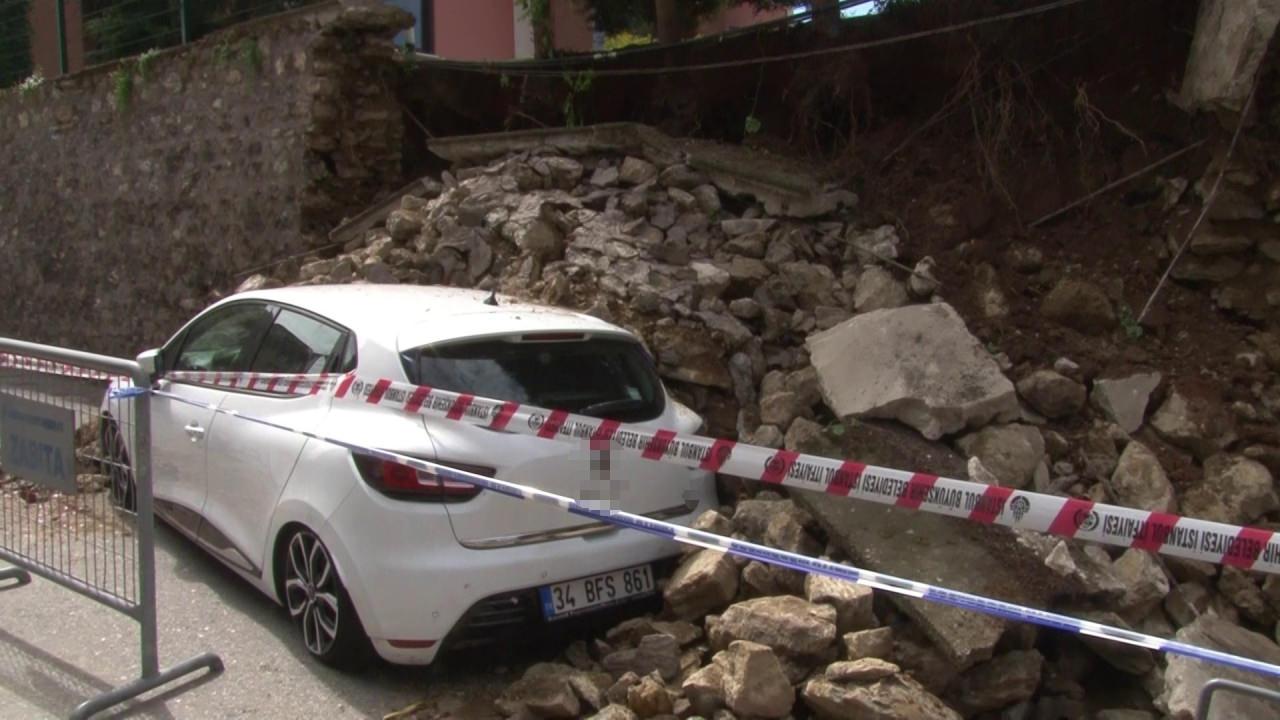 Üsküdar'da korkutan anlar: Site duvarı çöktü, 2 otomobil altında kaldı