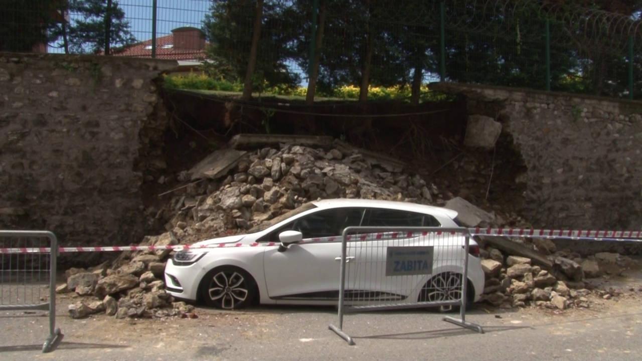 Üsküdar'da korkutan anlar: Site duvarı çöktü, 2 otomobil altında kaldı