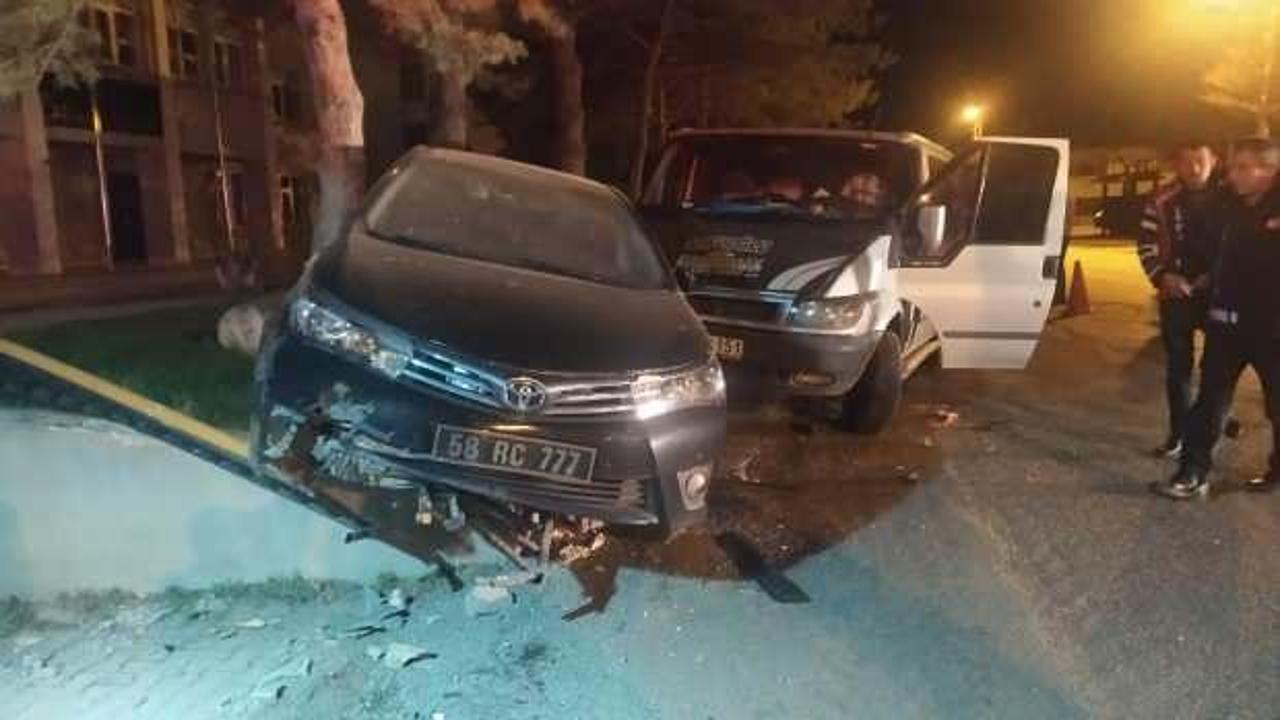 Alkollü sürücü makam aracına çarptı