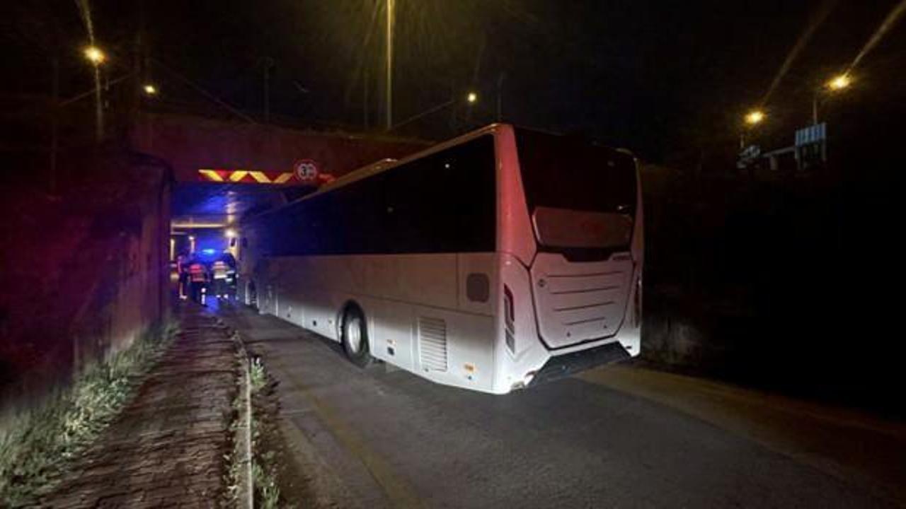Alt geçide sıkışan yolcu otobüsü kurtarıldı