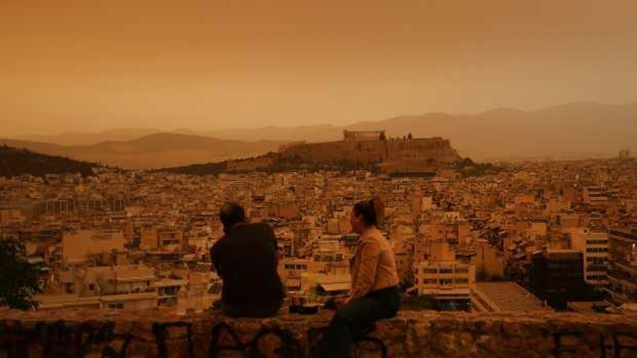 Atina’da çöl tozu gökyüzünü turuncuya boyadı