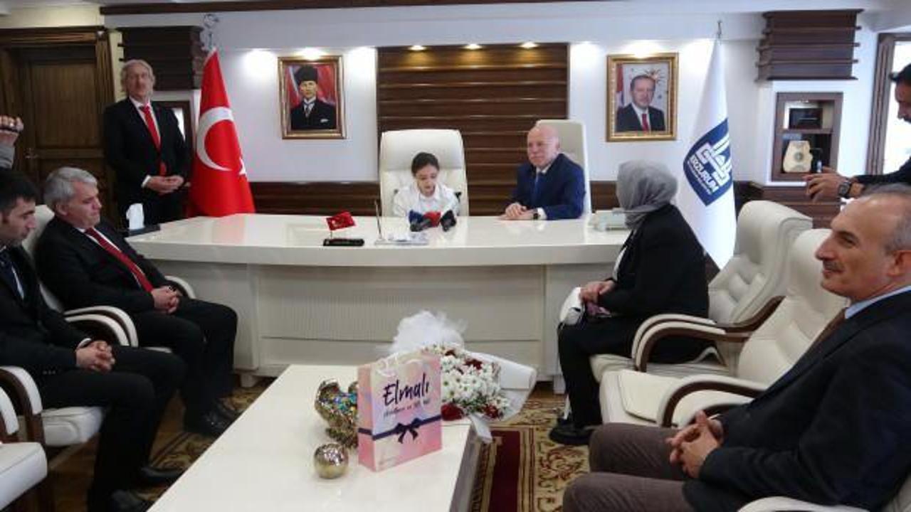 Başkan koltuğuna oturan Nisa’dan köpek talimatı