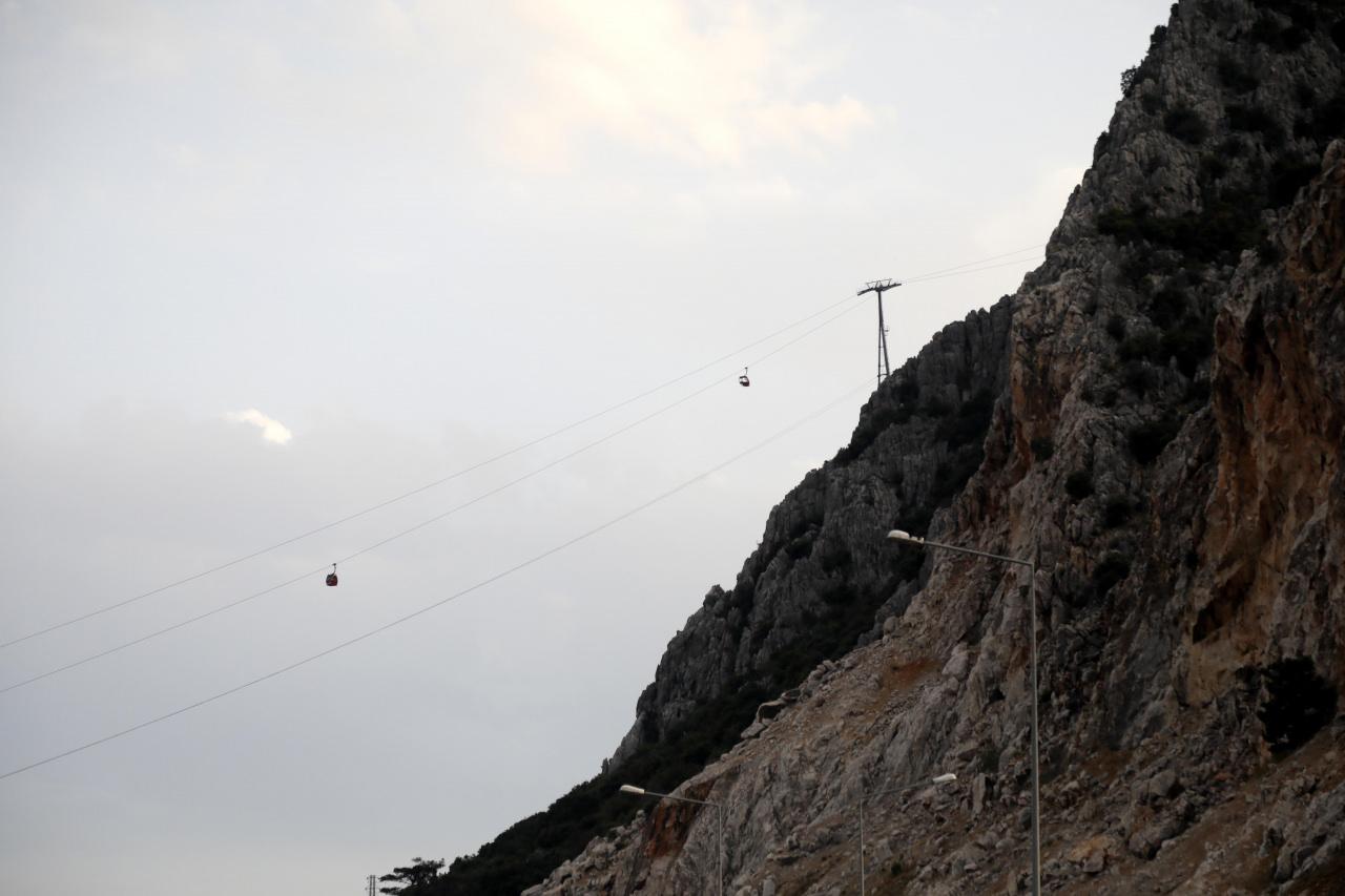 Antalya'da kazanın yaşandığı teleferiğin 36 kabini yere indirildi