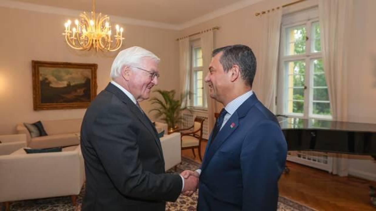 Almanya’nın Ankara Büyükelçiliğine gelen Özgür Özel Steinmeier ile görüştü