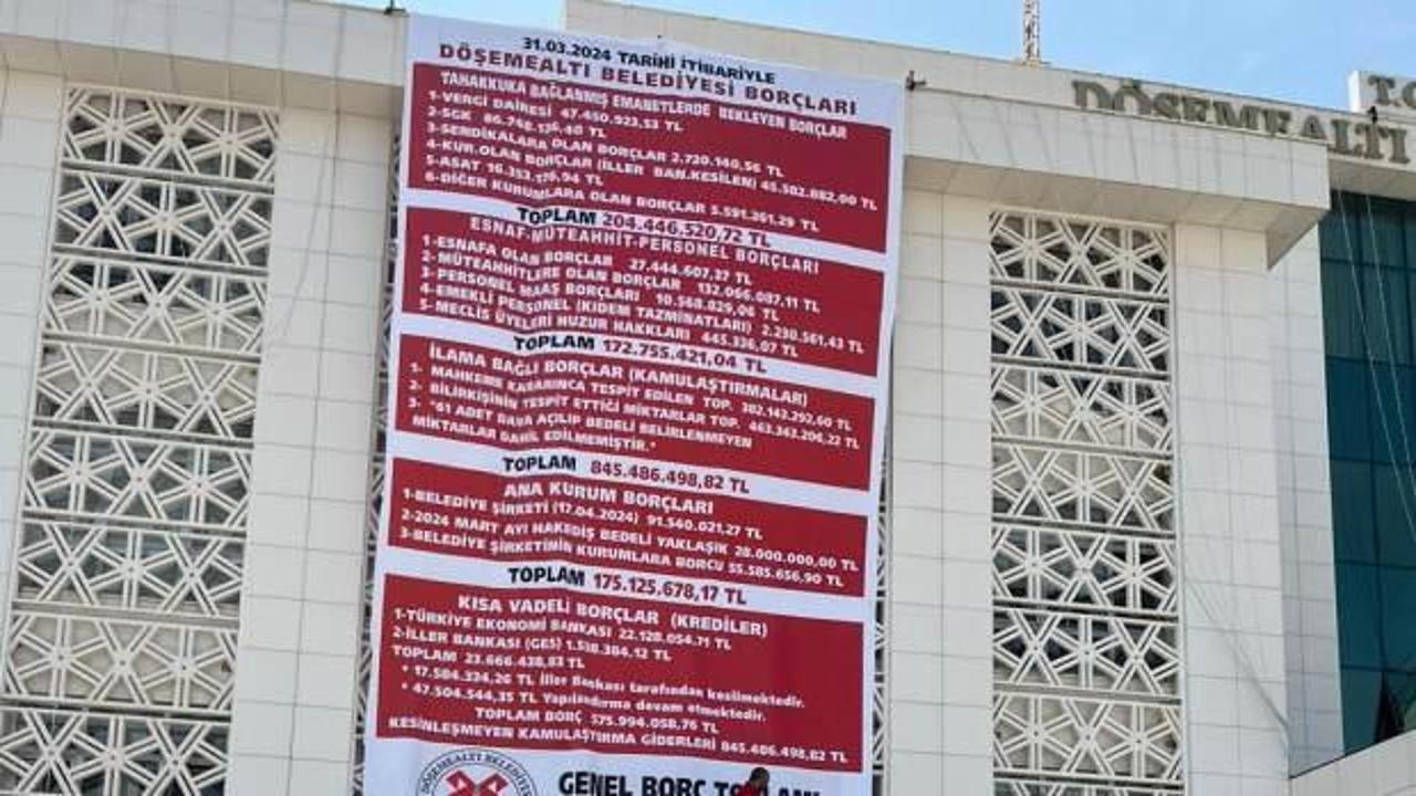 CHP’li yönetim, önceki CHP’li yönetimin borçlarını belediye binasına astı