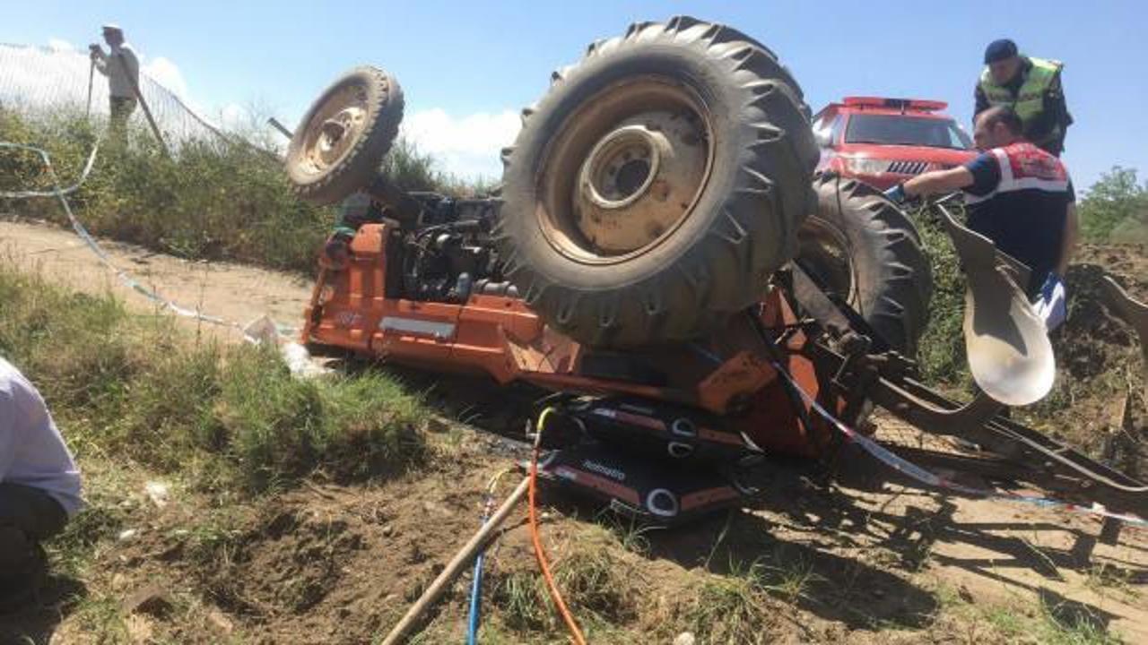 Devrilen traktörün altında kalan sürücü öldü