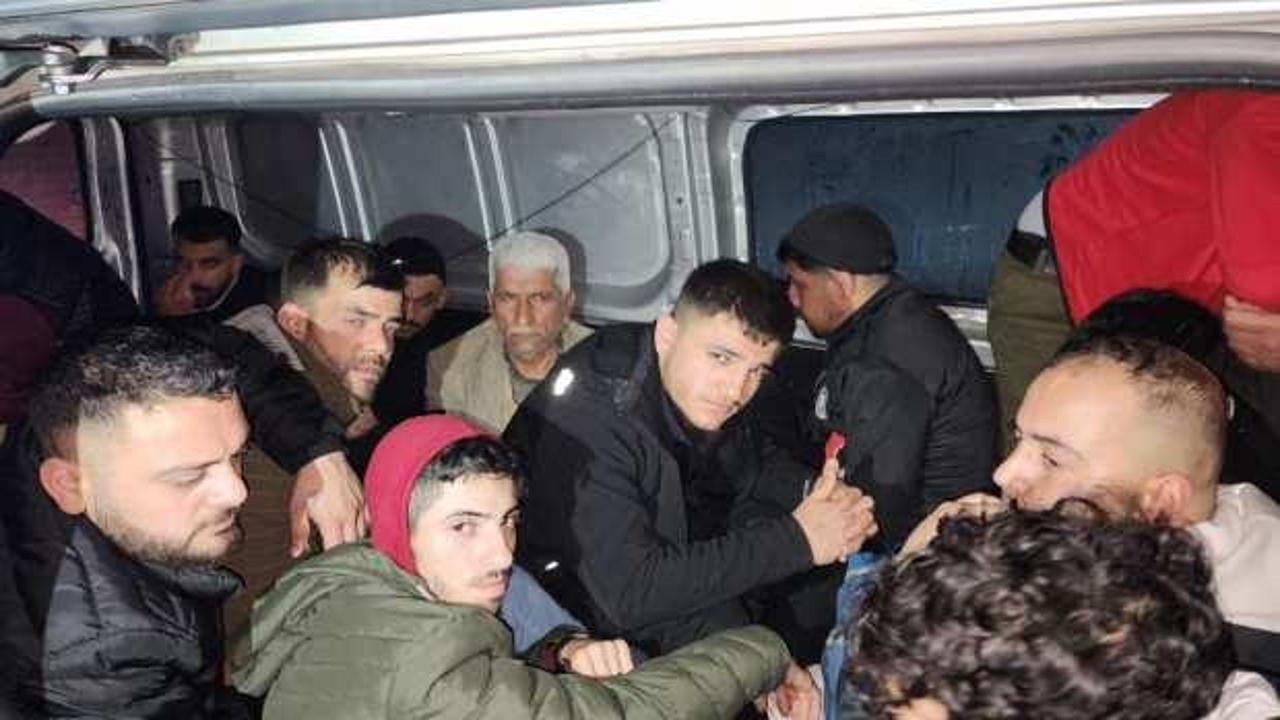 Durdurulan panelvanın içerisinde 21 düzensiz göçmen çıktı