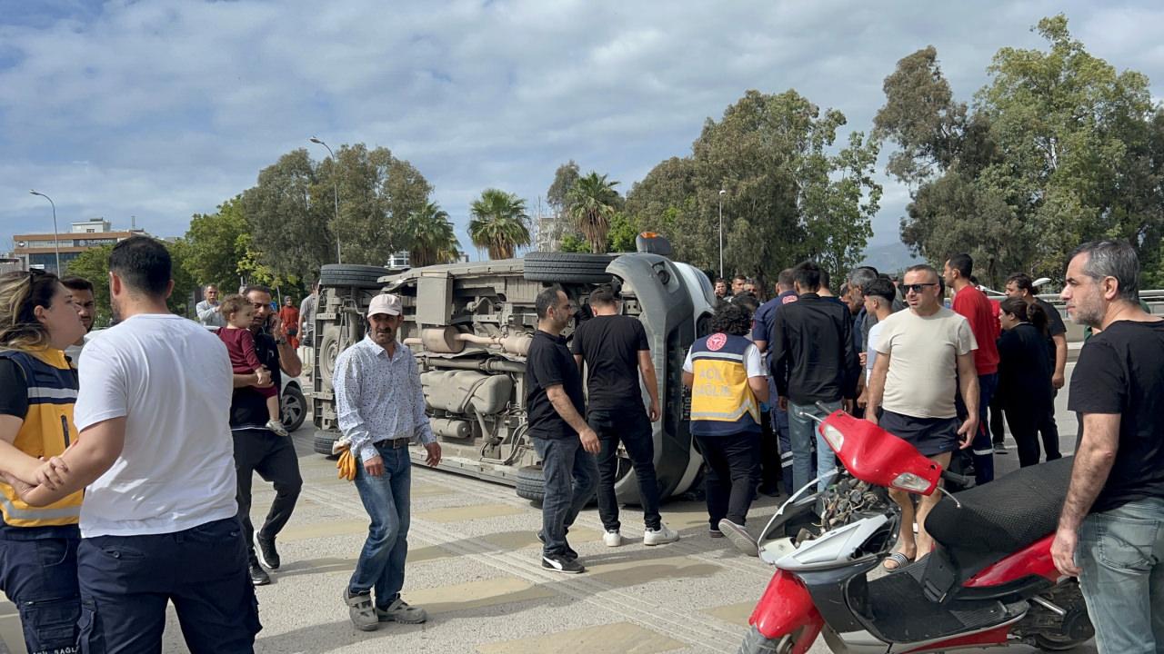 İskenderun’da ambulans devrildi: Yaralılar var!