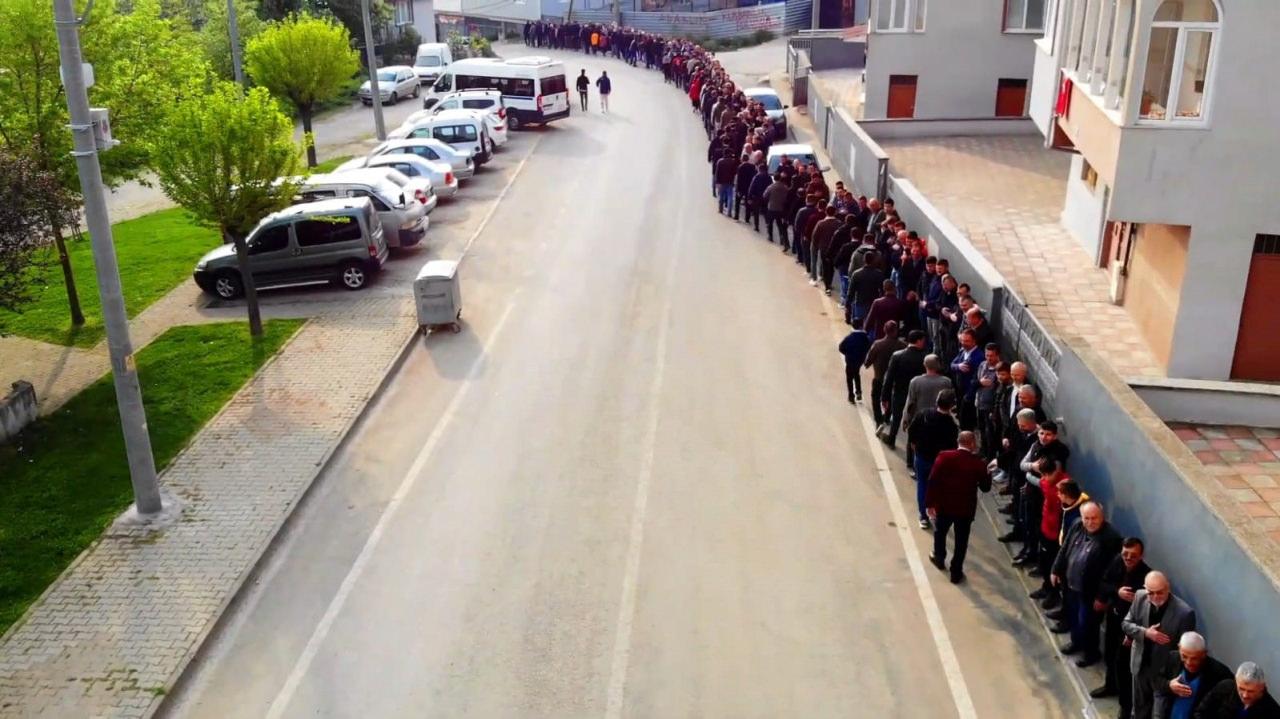 Bayramlaşma kuyruğu 1 kilometreyi buldu!