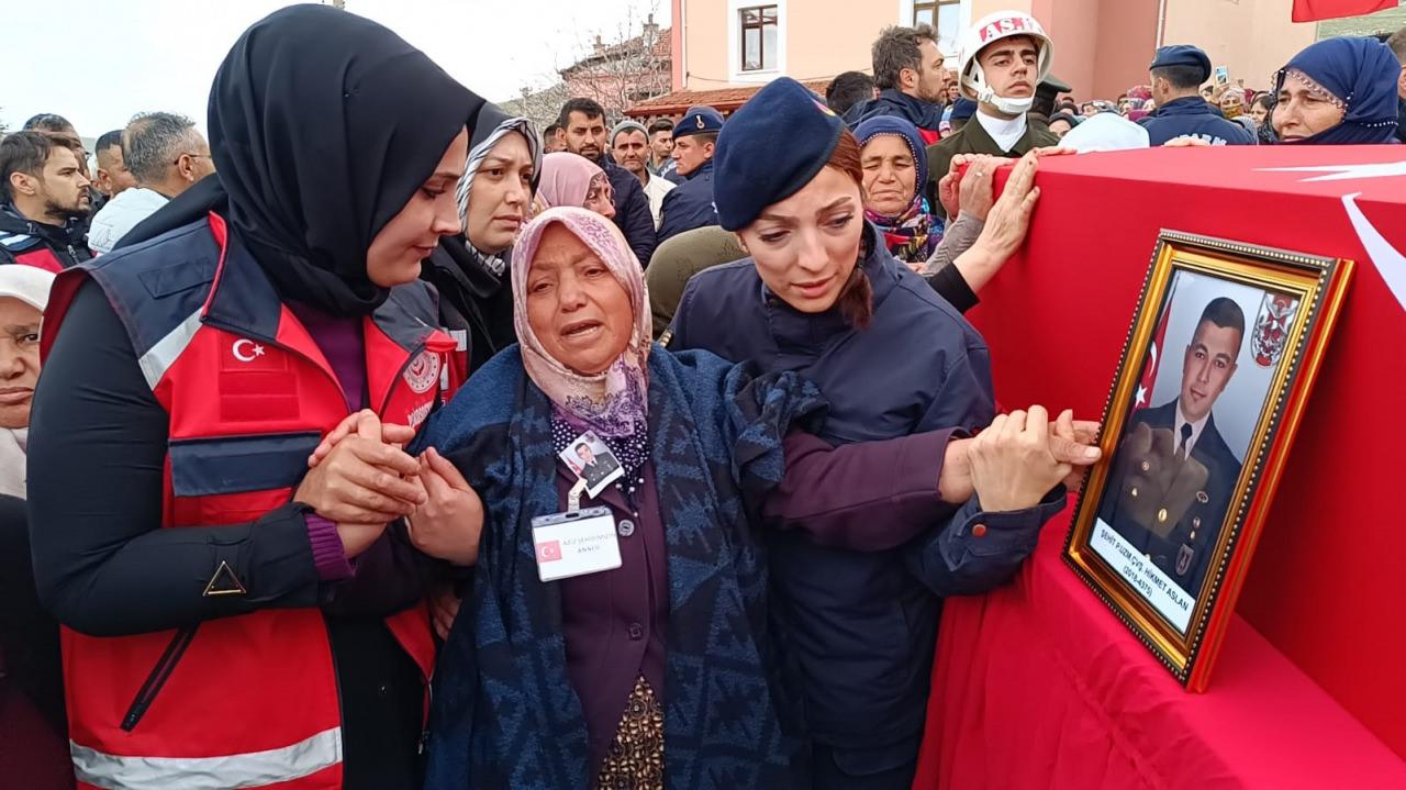 Şehit Hikmet Aslan son yolcuğuna gözyaşlarıyla uğurlandı