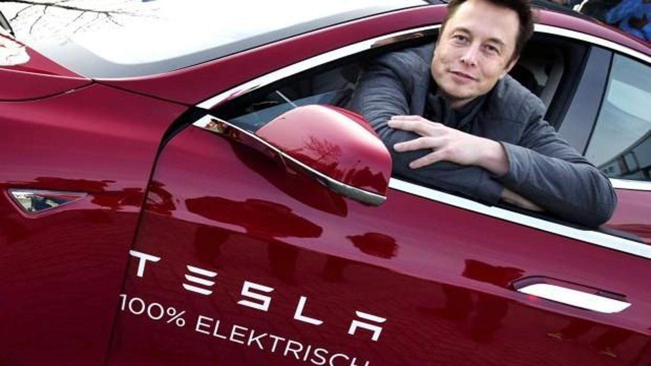 Elon Musk tarih verdi! Tesla ilk robot taksisini tanıtacak…