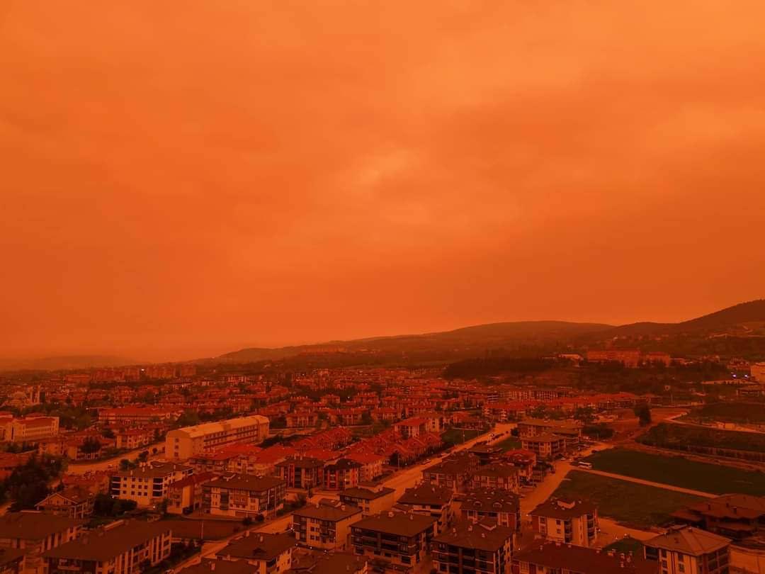 Bolu'da şaşırtan görüntü! Şehir kırmızıya büründü