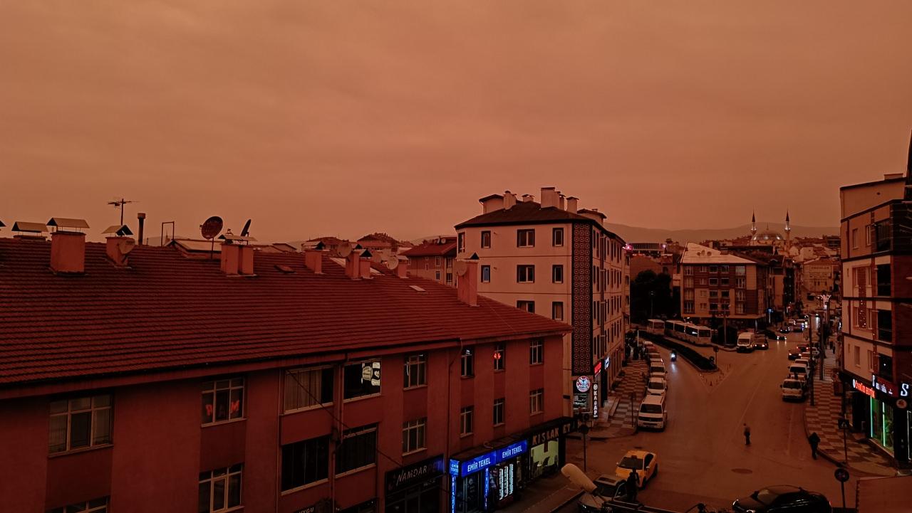 Bolu'da şaşırtan görüntü! Şehir kırmızıya büründü