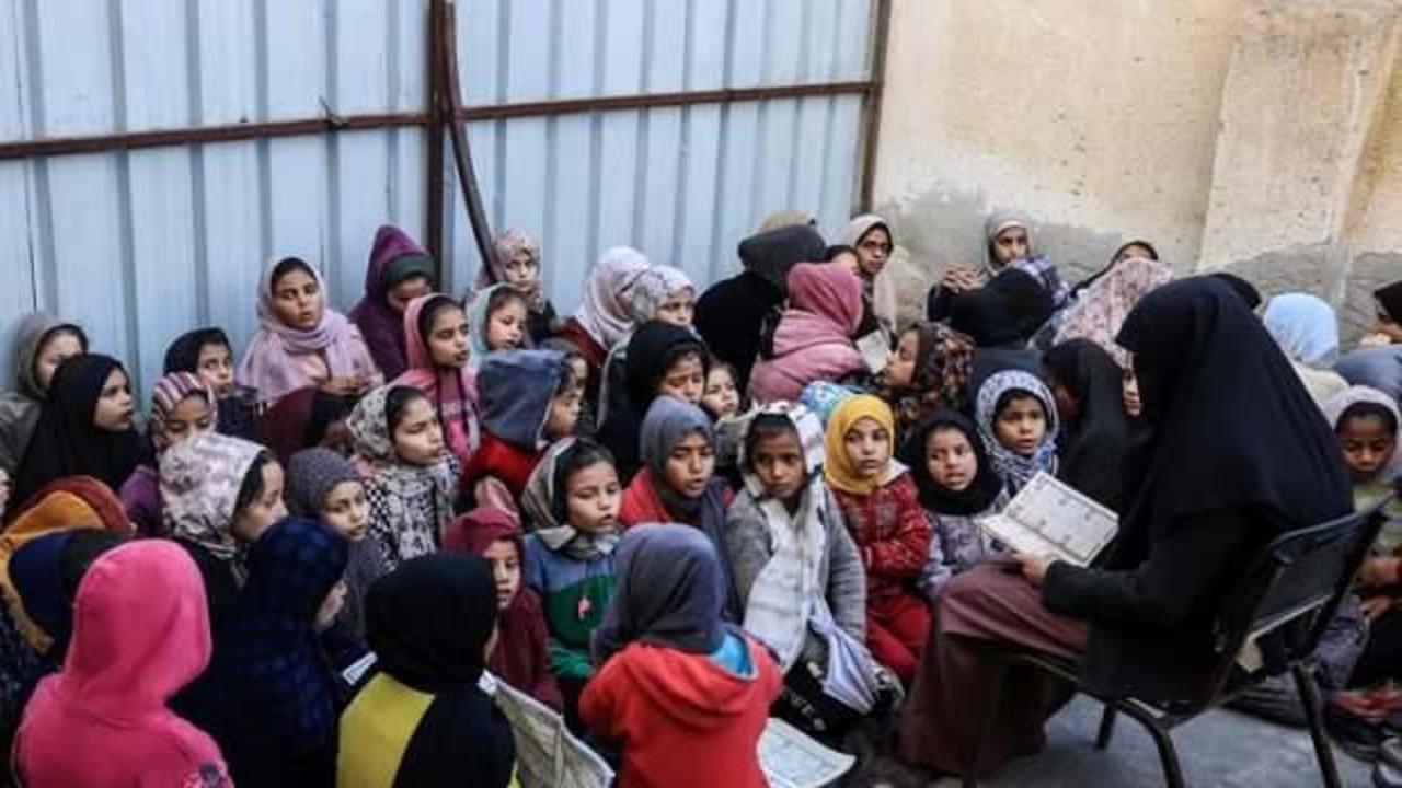 Filistinli çocuklar çadırda hafızlık dersi alıyor