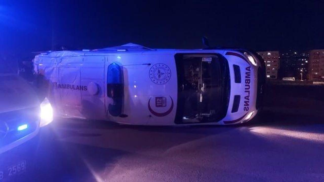 Hasta almaya giden ambulans otomobille çarpıştı: 5 yaralı