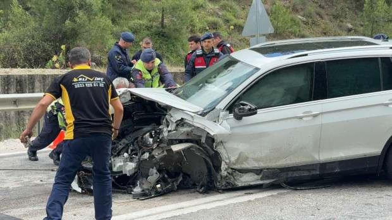 İki otomobil çarpıştı: Ölü ve yaralılar var