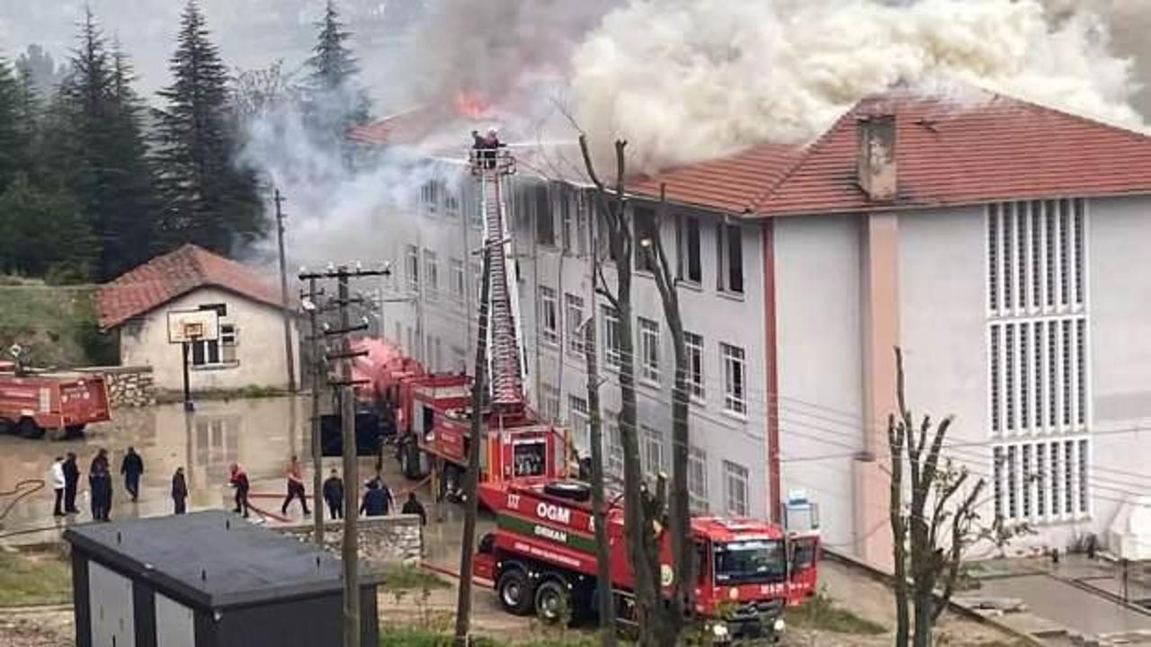 Isparta’da okulun çatısı yandı