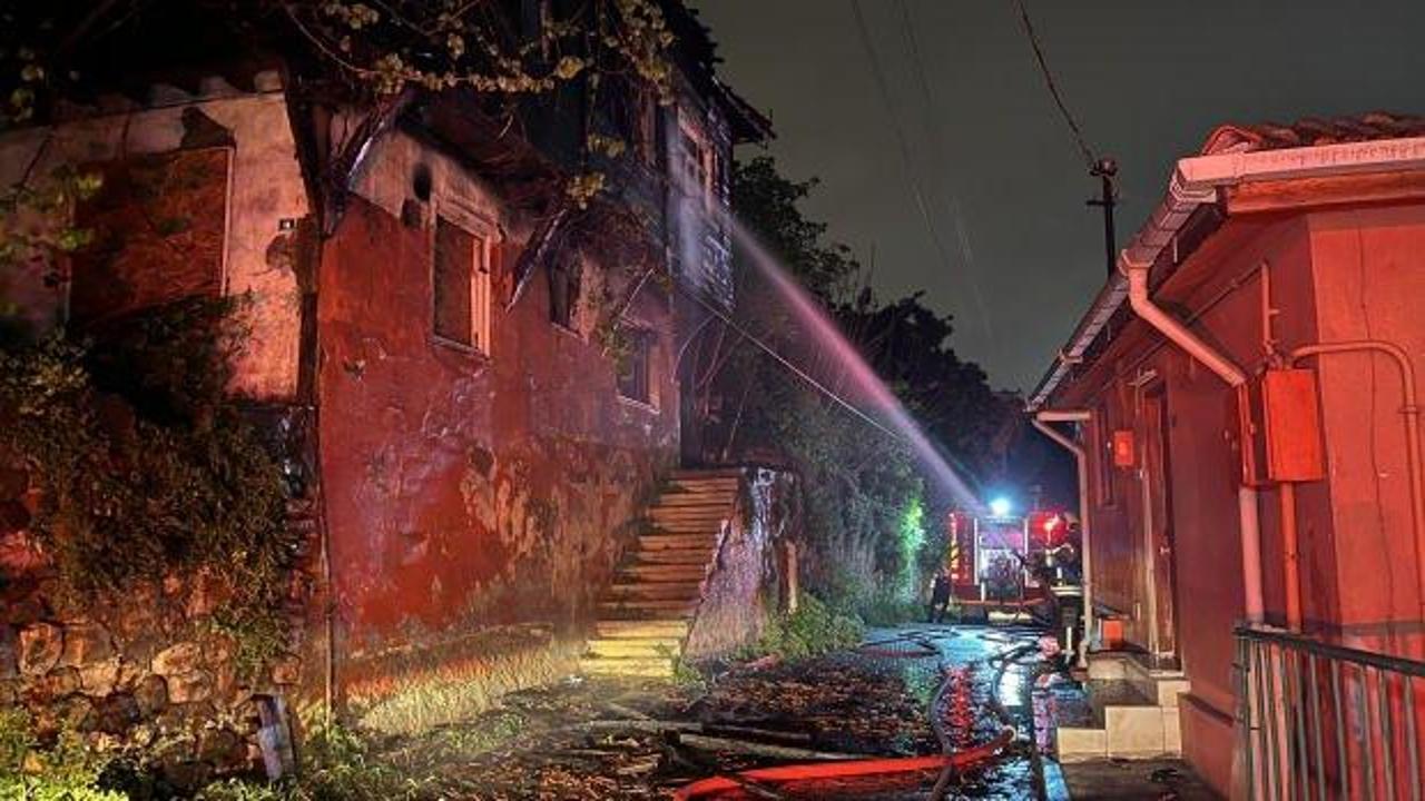 İzmit’te iki katlı metruk ev alev alev yandı