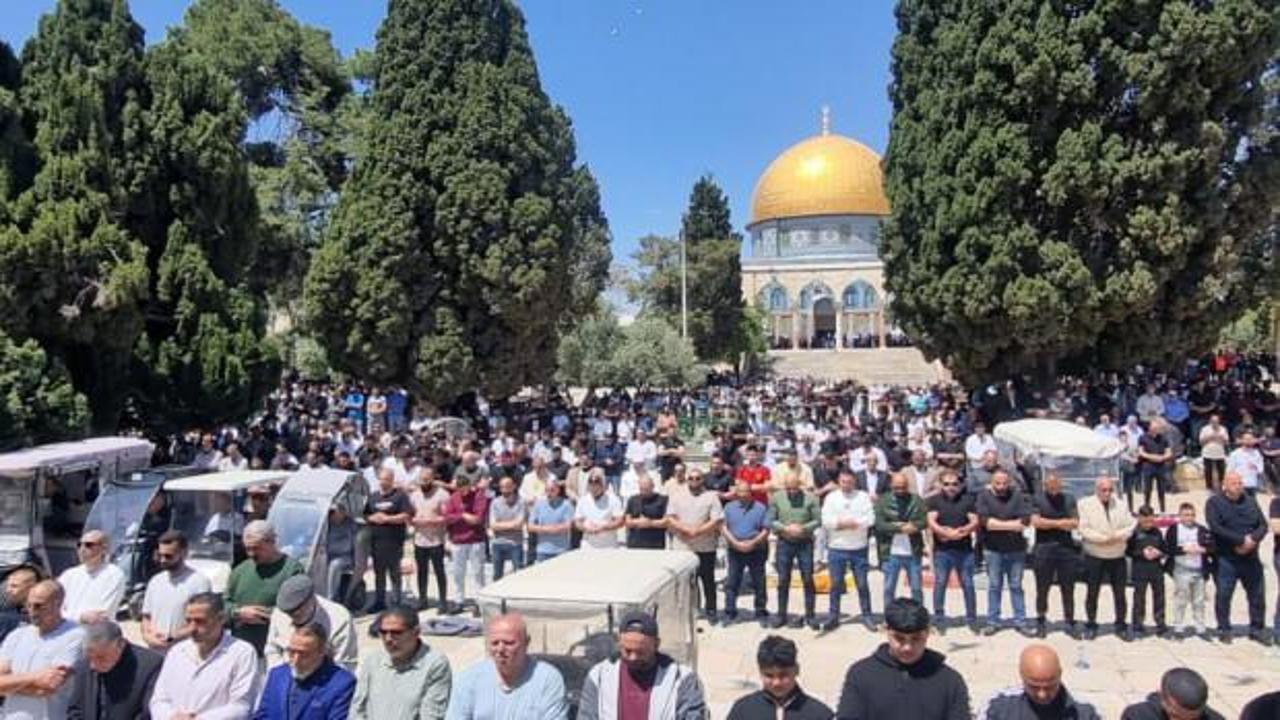 Engellemelere rağmen Mescid-i Aksa’da 30 bin Müslüman cuma namazı için saf tuttu