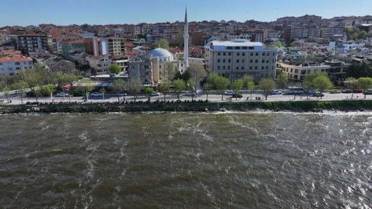 Küçükçekmece Gölü’nün kıyı kesimlerinde suyun rengi değişti