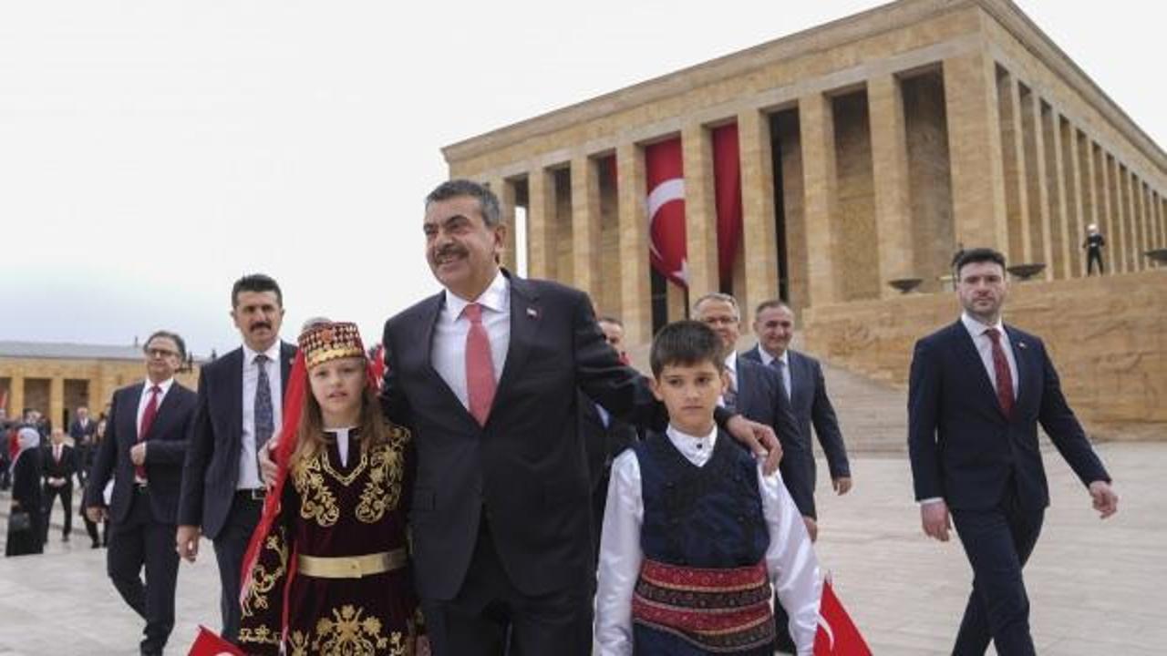 Milli Eğitim Bakanı Tekin, öğretmen ve öğrencilerle Anıtkabir’i ziyaret etti