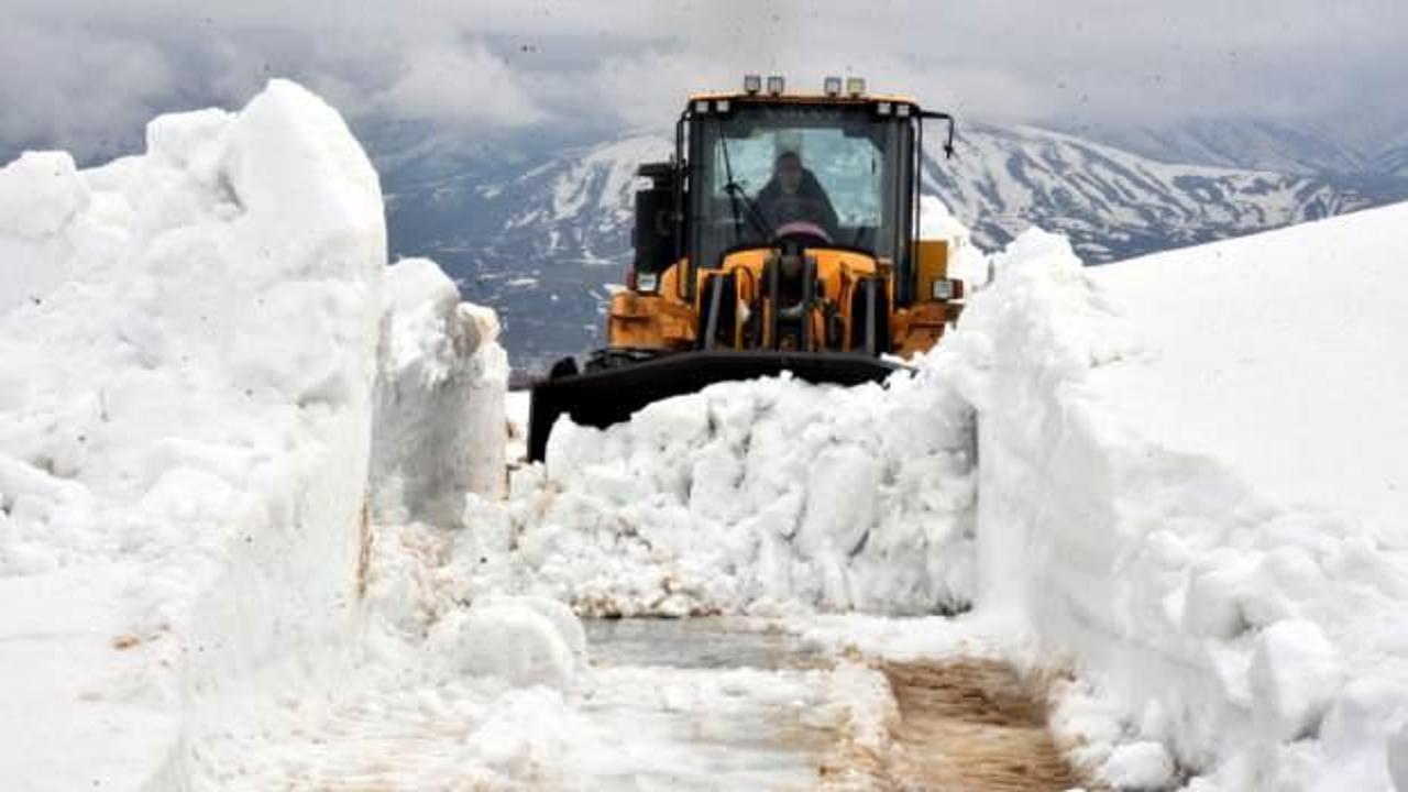 Nisan ayında 6 metre kar ile mücadele