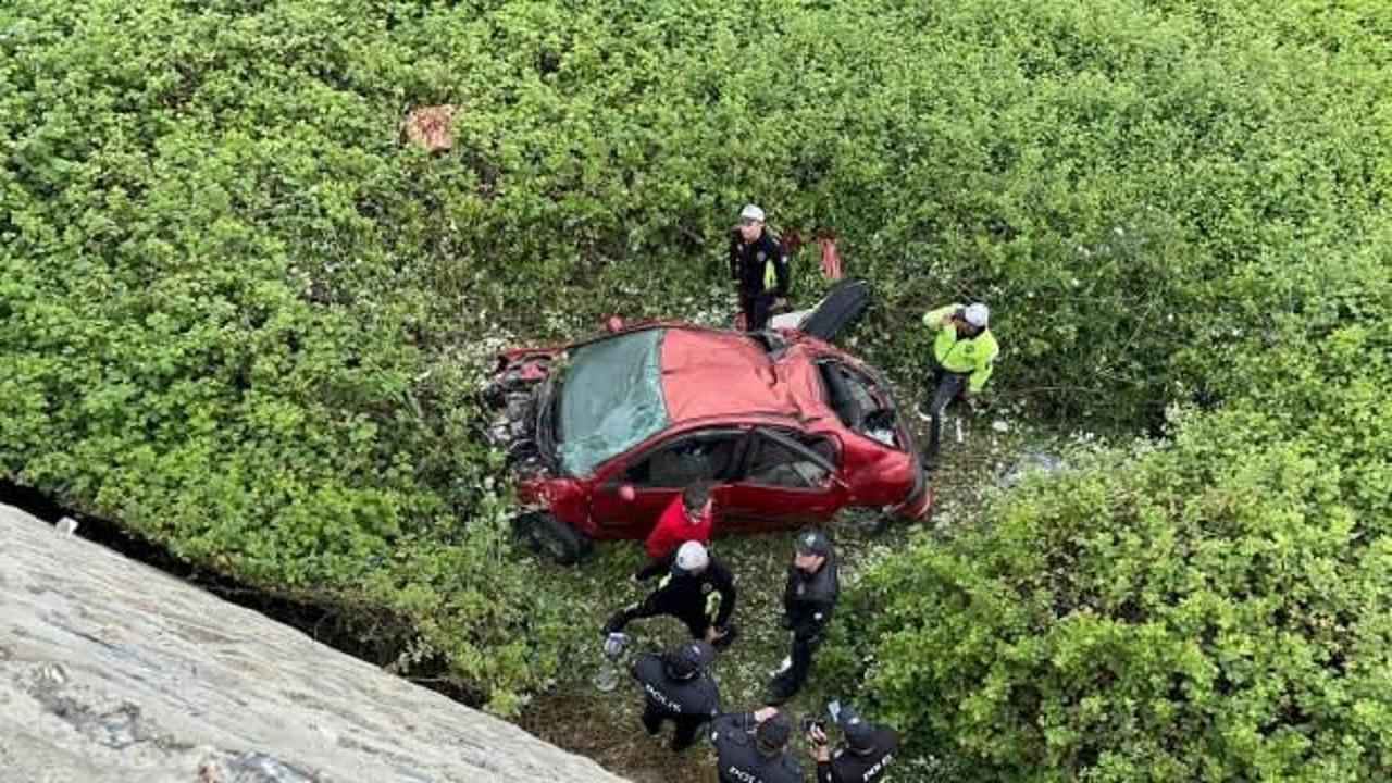Hız sınırını 90 kilometre aşan araç su birikintisine girince 8 metre aşağı uçtu