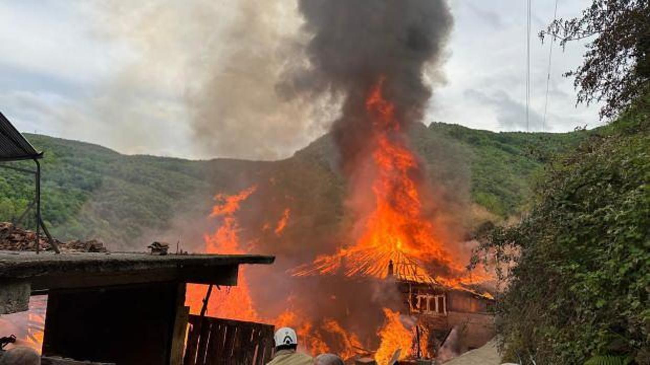 Zonguldak’ta iki ahşap ev tamamen kül oldu