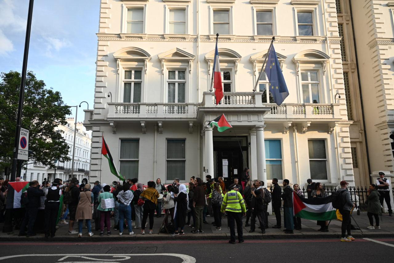 Fransa'nın Londra Büyükelçiliği önünde Filistin asıllı İngiliz cerrah Ebu Sitte tepkisi