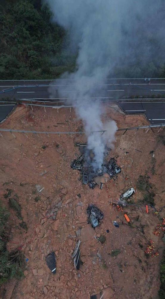 Çin'de otoyol çöktü: Onlarca ölü ve yaralı var