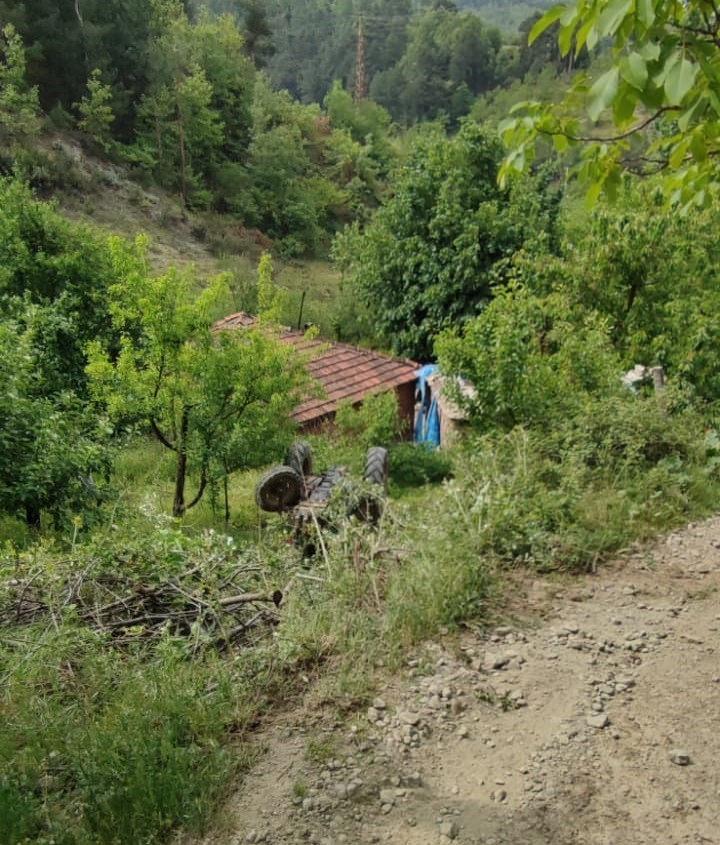 Devrilen traktörün sürücüsü yaralandı