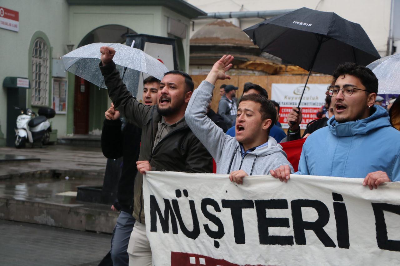 Bolu'da üniversite öğrencileri ulaşım zammını protesto etti