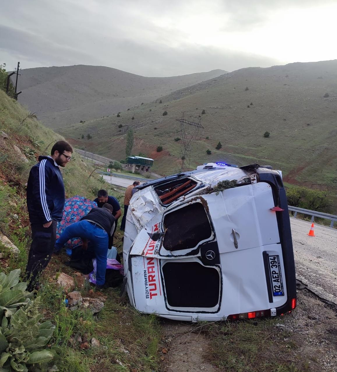 Malatya'da yolcu minibüsü devrildi: 12 yaralı