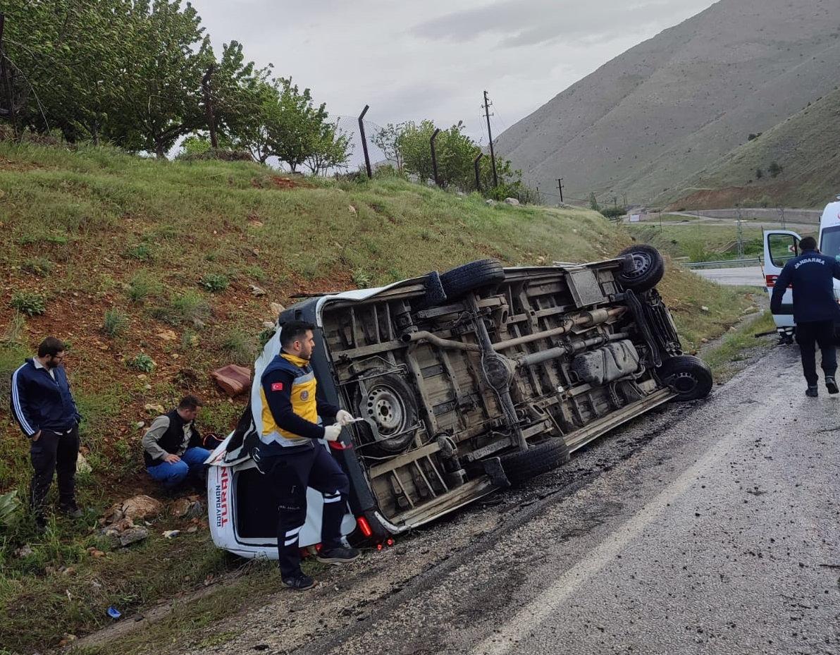 Malatya'da yolcu minibüsü devrildi: 12 yaralı