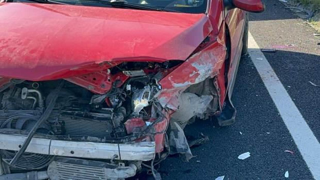 Düzce’de otomobil bariyerlere çarptı! 2 kişi yaralandı