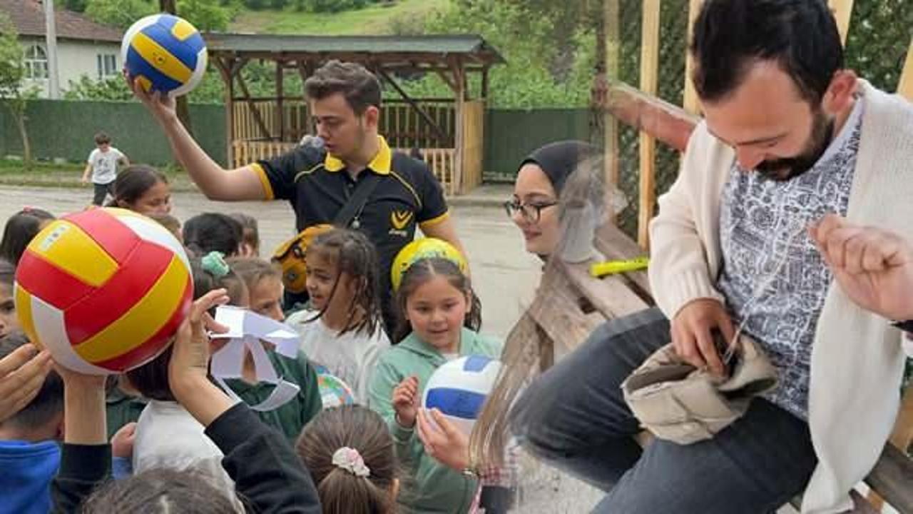 Düzce’de voleybol topunu elleriyle diken öğretmene duygulandıran sürpriz