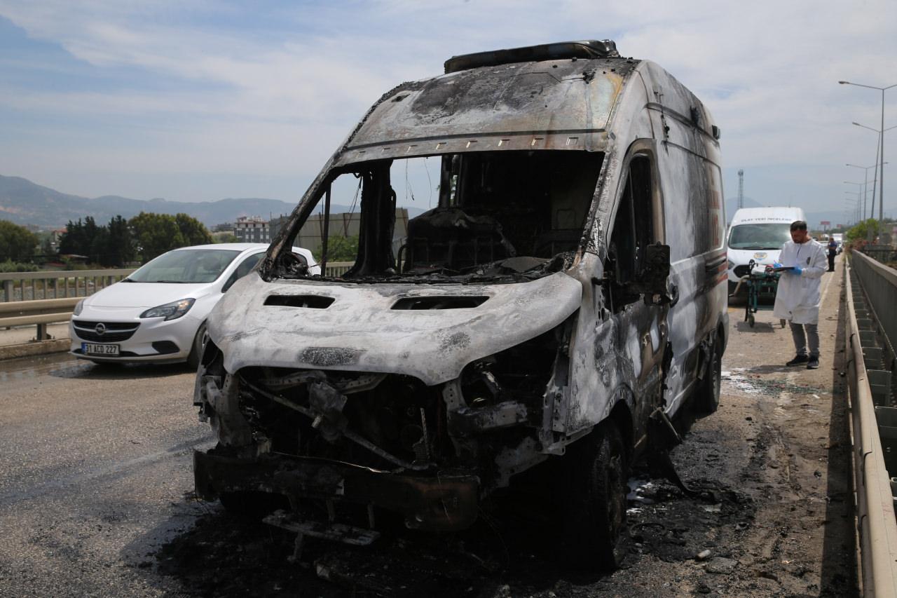 Hasta taşıyan ambulans alev aldı!