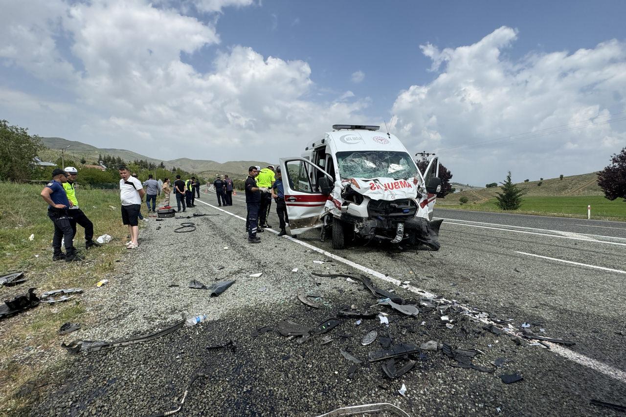 Ambulans ile hafif ticari araç çarpıştı: 6 yaralı!