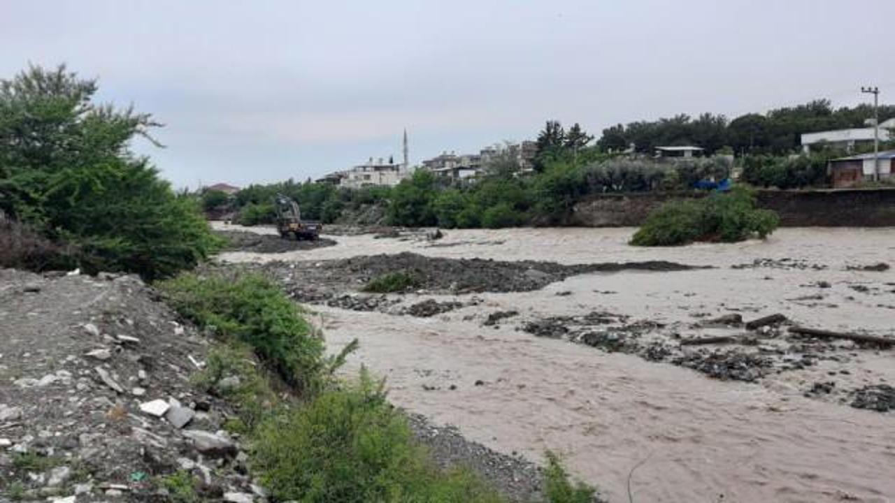 Hatay’da sel yolu ikiye böldü