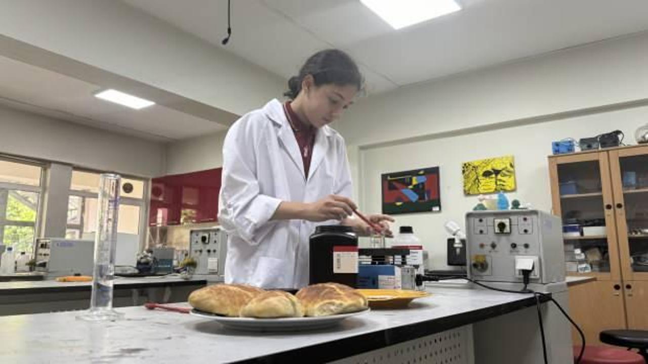 Ortaokul öğrencisi, bitki özlerinden ekmeğin küflenmesini geciktiren katkı maddesi üretti!