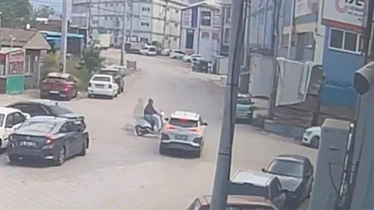 Otomobil ile motosikletin çarpıştığı kaza kameraya yansıdı