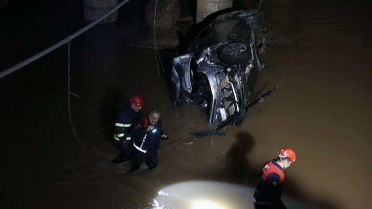 Otomobil Kızılırmak’a uçtu: Camlar kesilerek kurtarıldılar