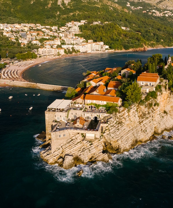 Karadağ’da Yatırım: Oturma ve Çalışma İzni Süreçlerinde Profesyonel Yardım