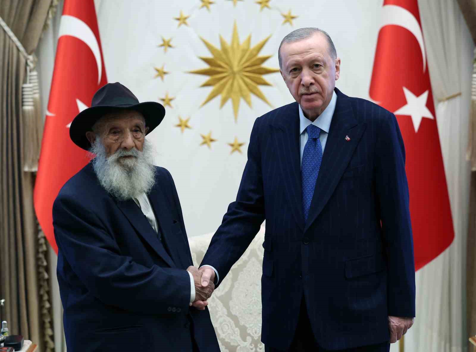 Cumhurbaşkanı Erdoğan,  Alevi Dedesi Ahmet Uğurlu’yu makamında kabul etti